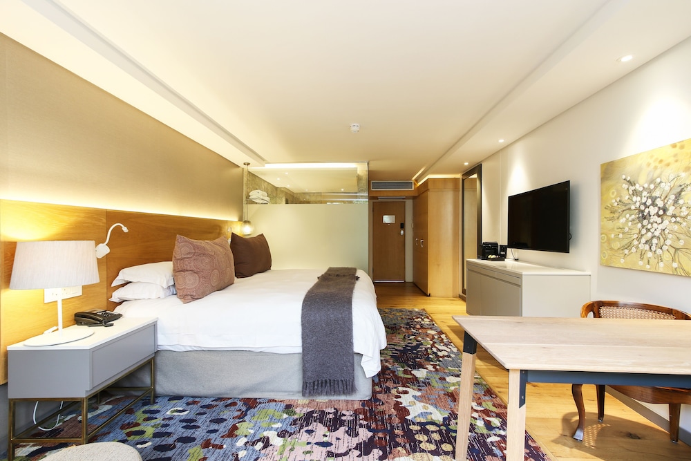 Deluxe Room, 1 King Bed, Courtyard View (Deluxe Courtyard Room) - Photo 2
