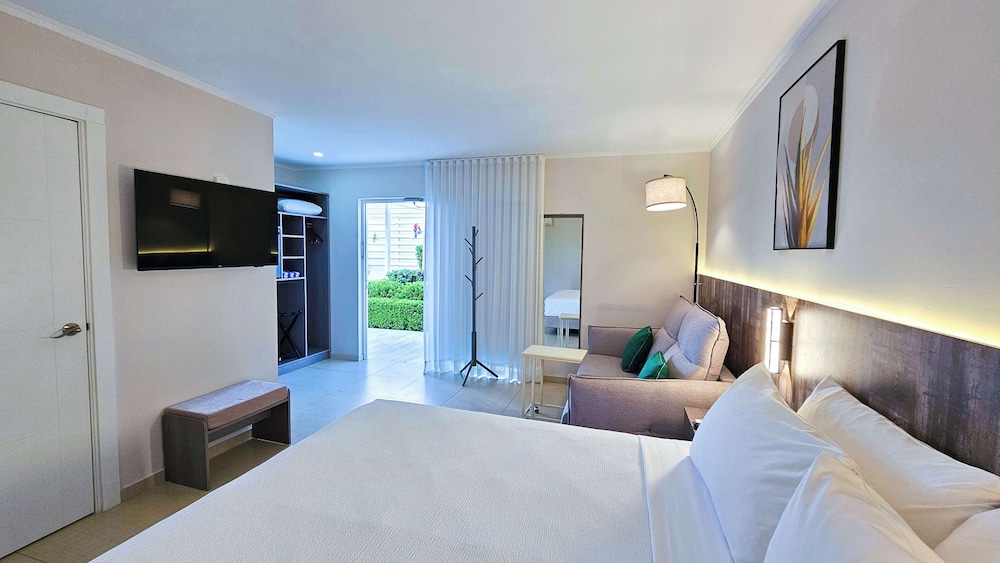 Deluxe Room, 1 King Bed, Non Smoking (with Sofabed)