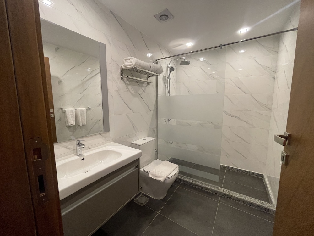 King Studio Apartment thumbnail 6