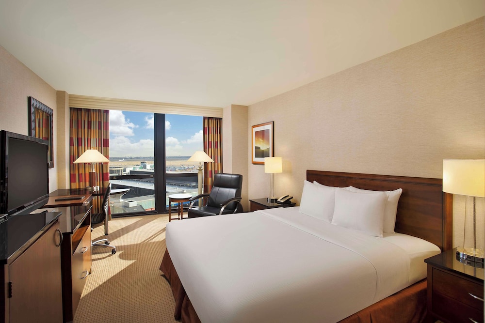Room, 1 King Bed (Runway View) - Photo 2
