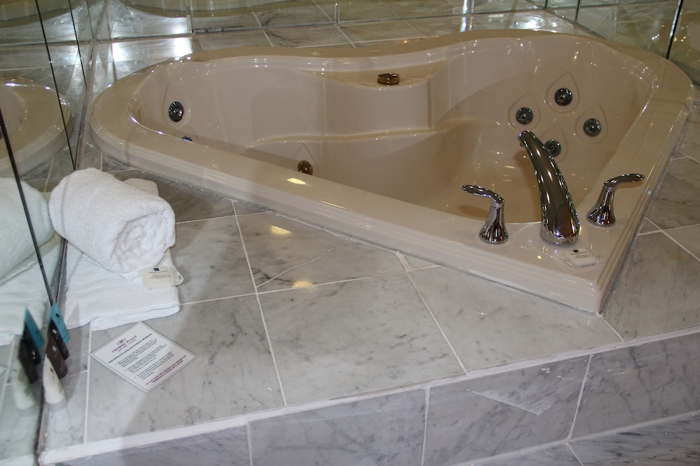Executive Suite, Jetted Tub - Photo 2