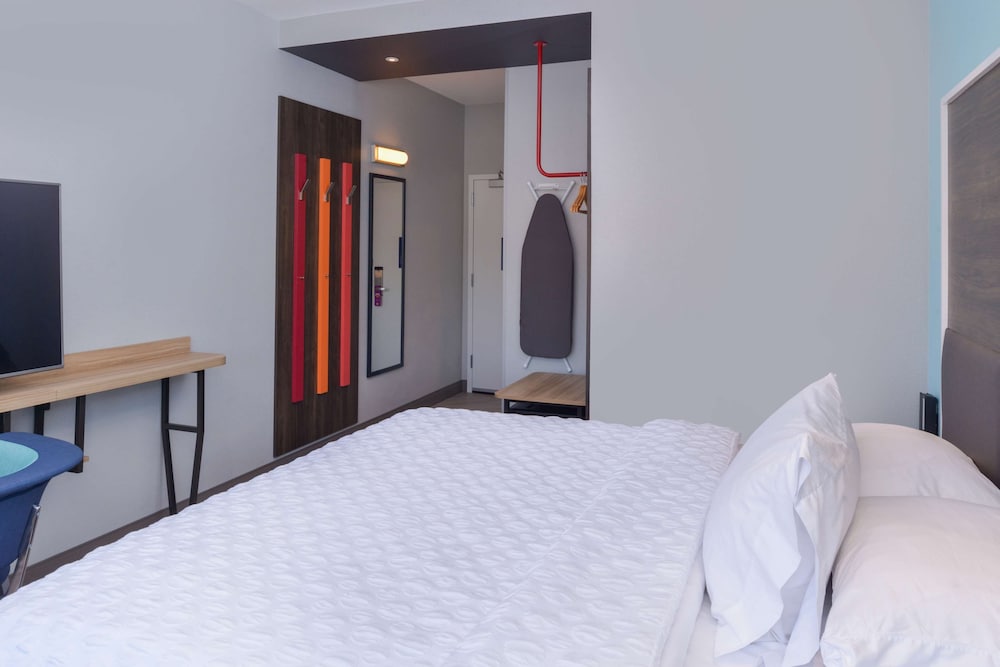 Room, 1 King Bed, Accessible (Hearing, Roll-in Shower) photo 3