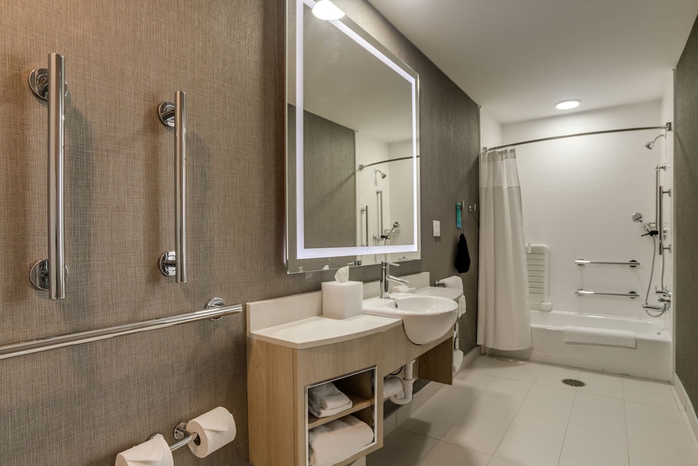 Suite, Multiple Beds (Mobility/Hearing Accessible, Tub) photo 3