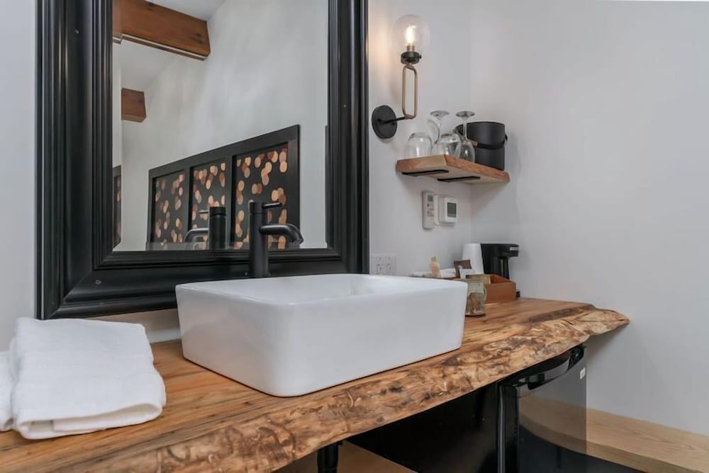 Luxury Room, 1 King Bed, Private Bathroom photo 3