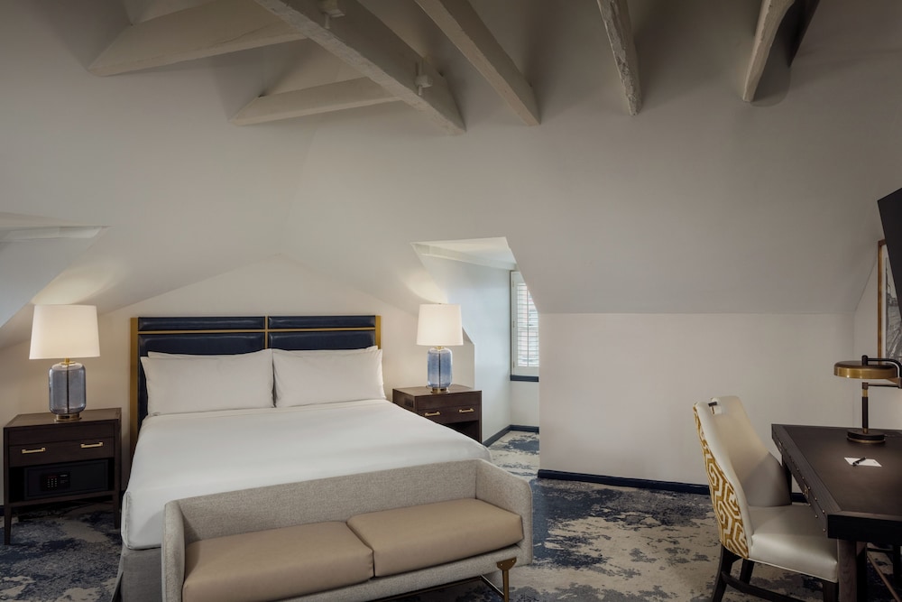 Deluxe Room, 1 King Bed photo 1