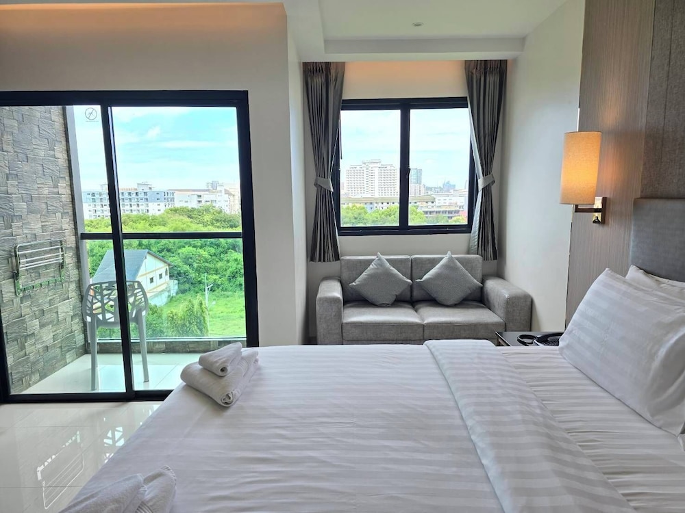 Suite with Balcony - Photo 2