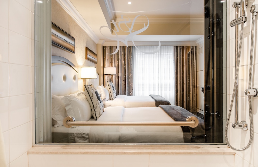 Classique two queen beds - Photo 7