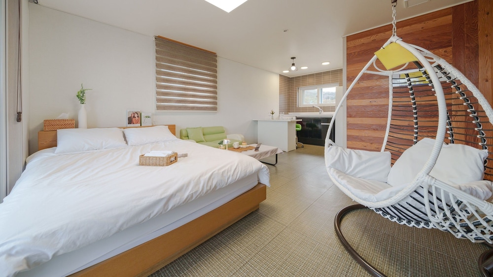Basic Room, 1 Bedroom (white 201) - Photo 3