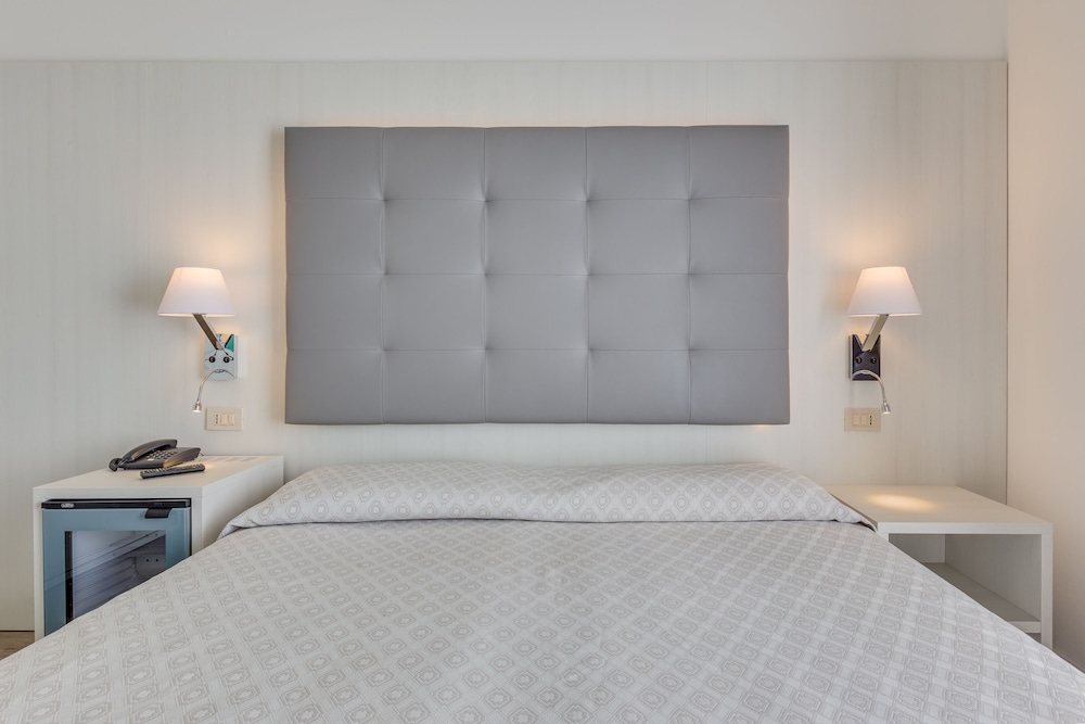 Single Room, 1 Large Twin Bed, Balcony, Sea View photo 1