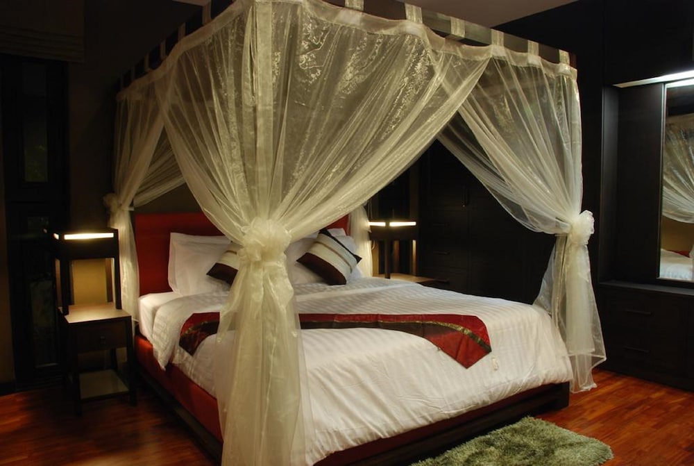 Deluxe Studio Suite, 1 King Bed, Non Smoking, Poolside photo 1