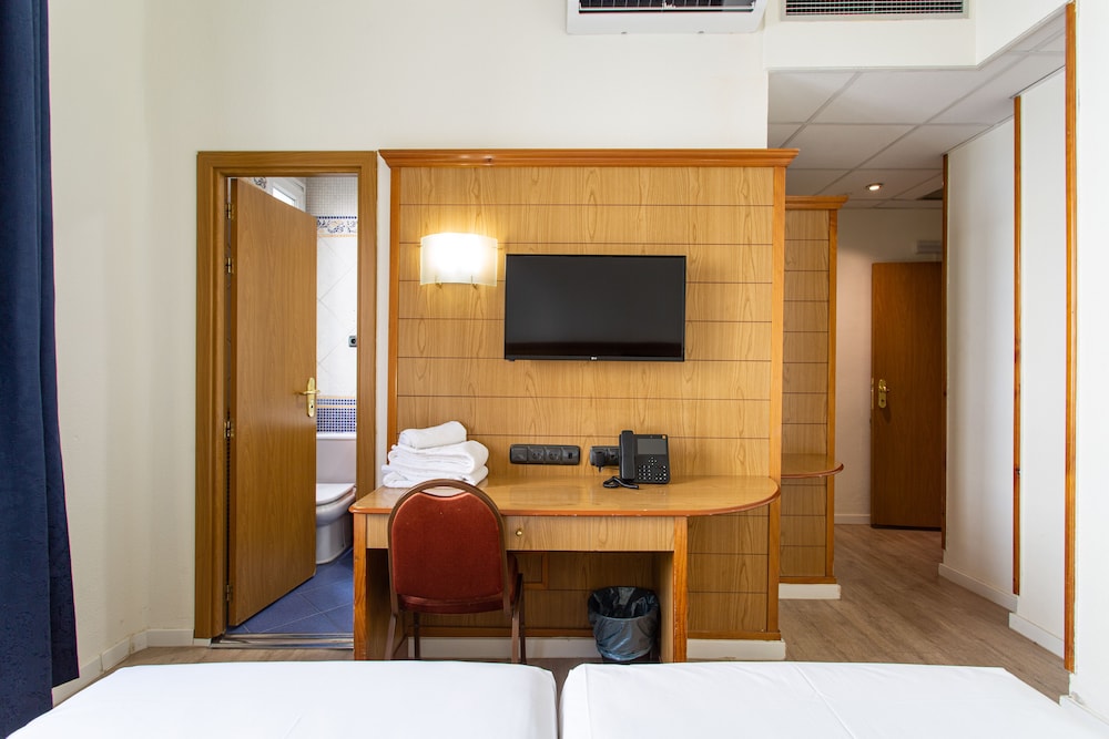 Double or Twin Room (Interior) - Photo 17