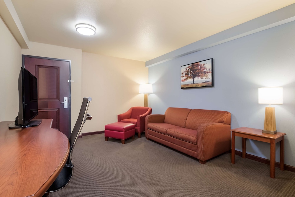 Suite, 1 King Bed, Non Smoking, Refrigerator & Microwave - Photo 4