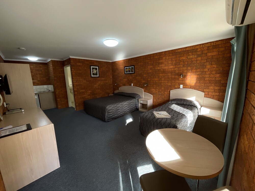 Basic Triple Room, Multiple Beds photo 2