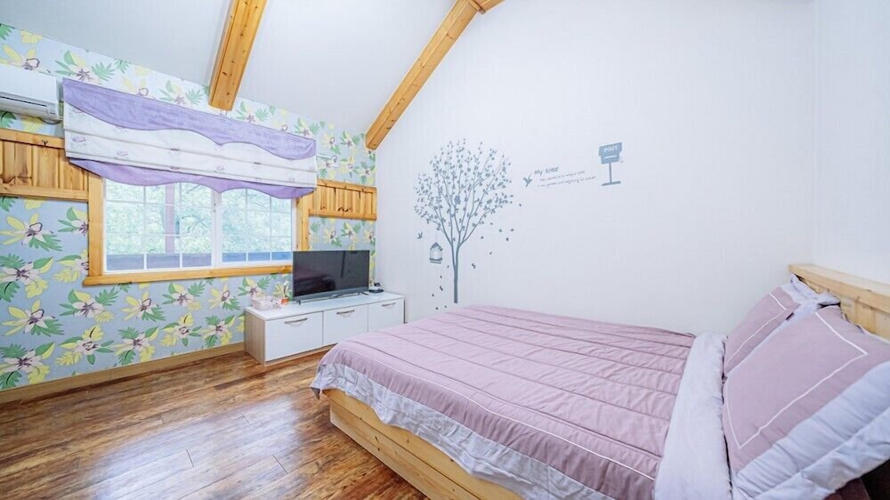 Room (Purple Sage) photo 1
