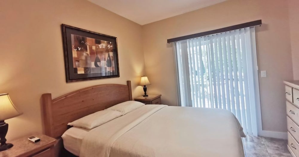Deluxe Room, 3 Bedrooms: 1 King Bed and 2 Queen Beds photo 2