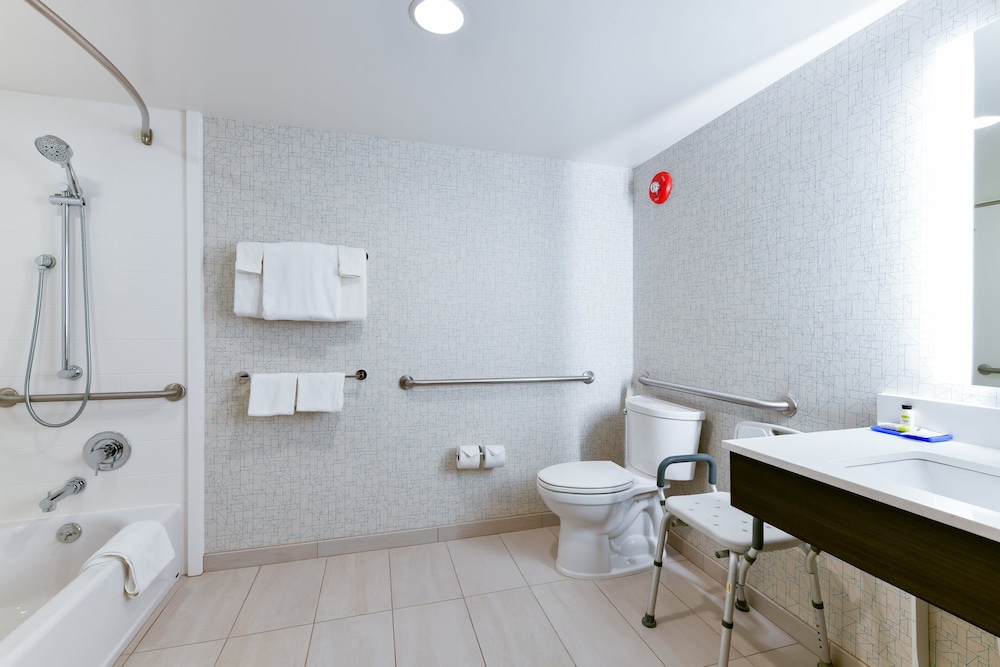 Standard Room, 1 Double Bed, Accessible, Non Smoking (Communications, Mobility) - Photo 8