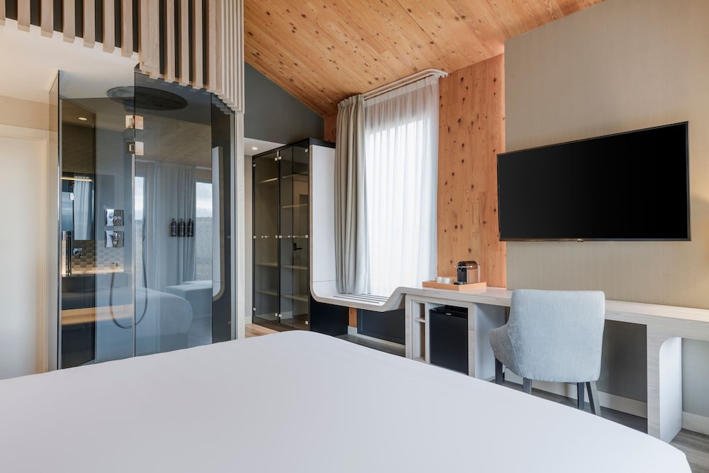 Junior Suite, 1 King Bed, River View
