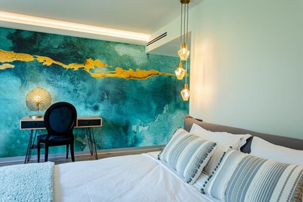 Suite - Photo 1