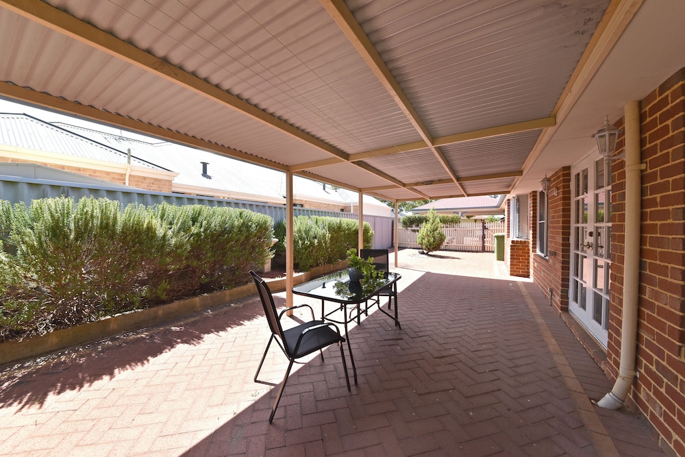 House, 3 Bedrooms, 2 Bathrooms photo 3