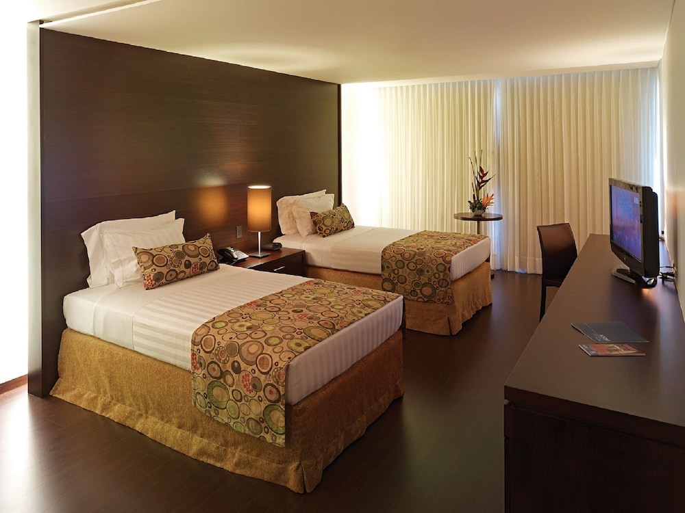 Standard Room, 1 Queen Bed - Photo 3