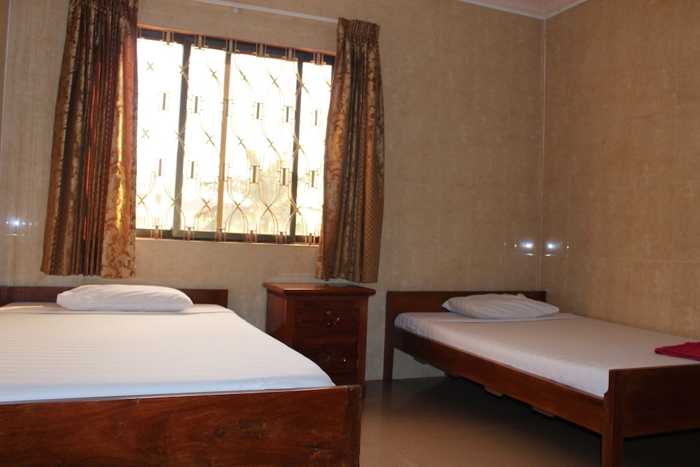 Twin Room (Fan)