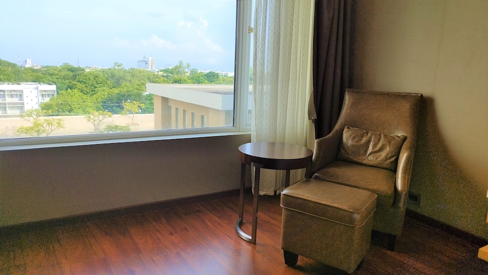 Premium Room, 1 King Bed photo 2