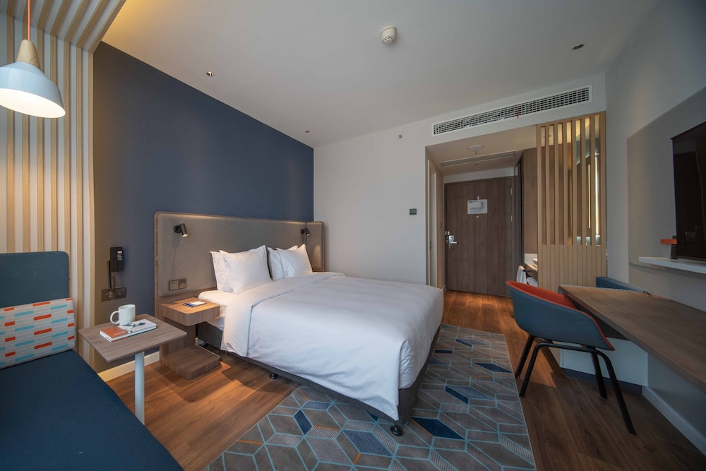 Standard Room, 1 King Bed photo 3
