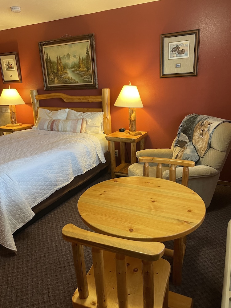 Signature Single Room, 1 King Bed, Jetted Tub photo 2