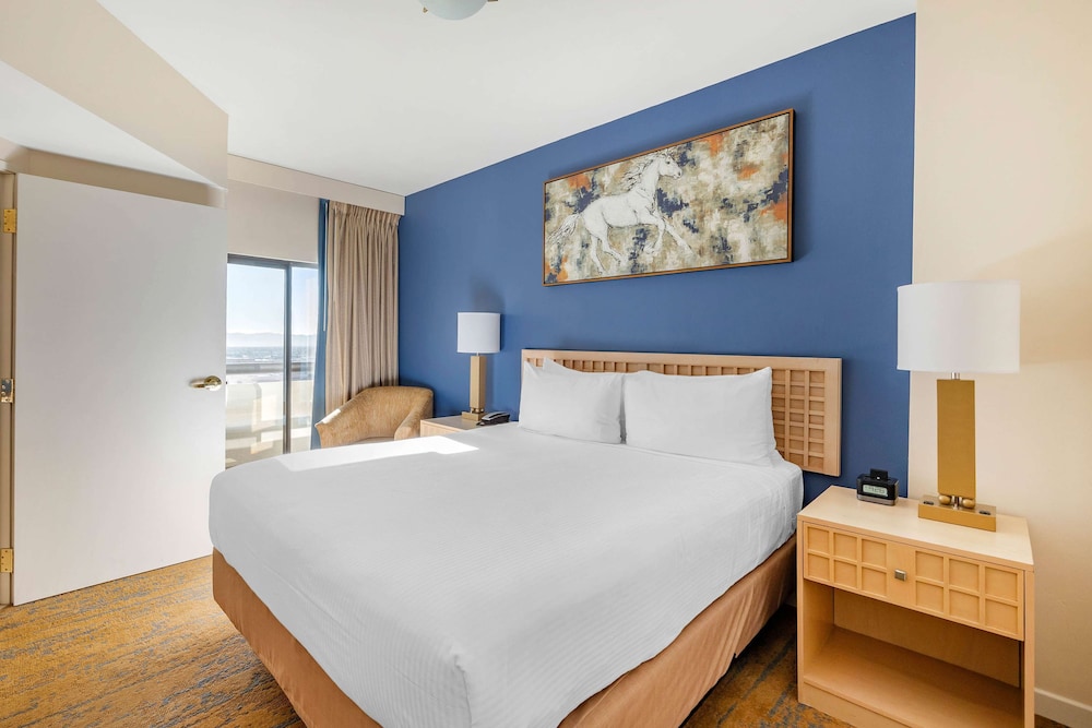 1 BEDROOM 1 KG DLX SUITE HEARING ACC RI SHWR - Photo 1