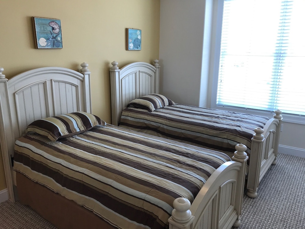 Deluxe Condo, 3 Bedrooms, Pool Access, City View