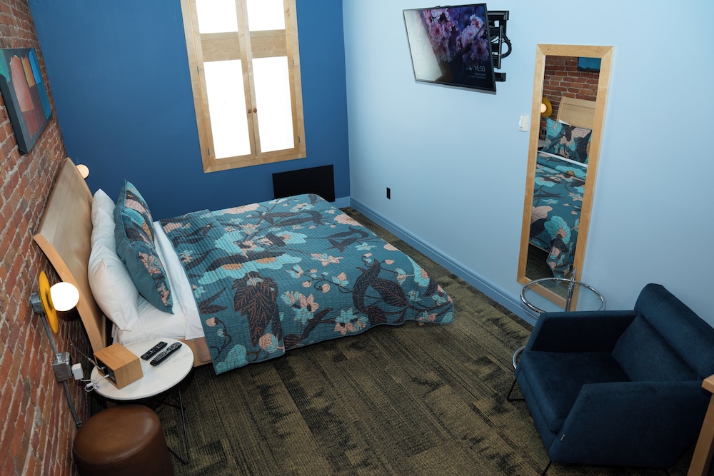 Standard Bi-Level Loft (1 King & Sofa Bed) photo 2