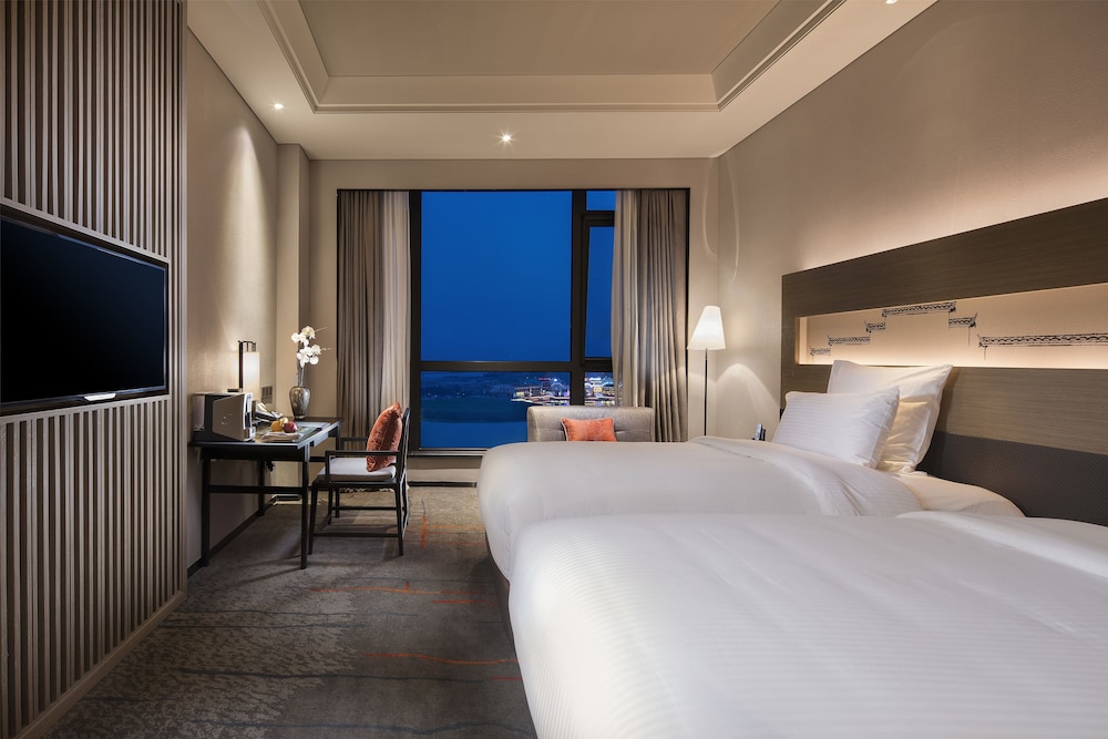 Superior Room, 1 King Bed, City View photo 2