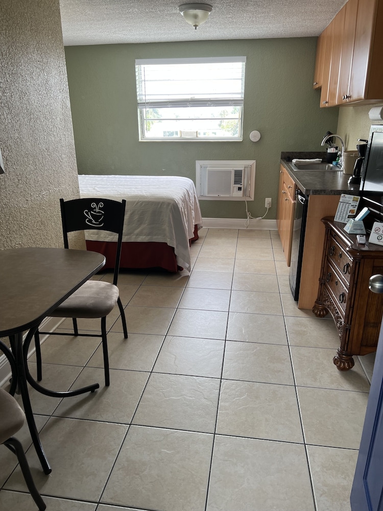 Deluxe Room ,1 Full Size Bed, Kitchenette photo 2