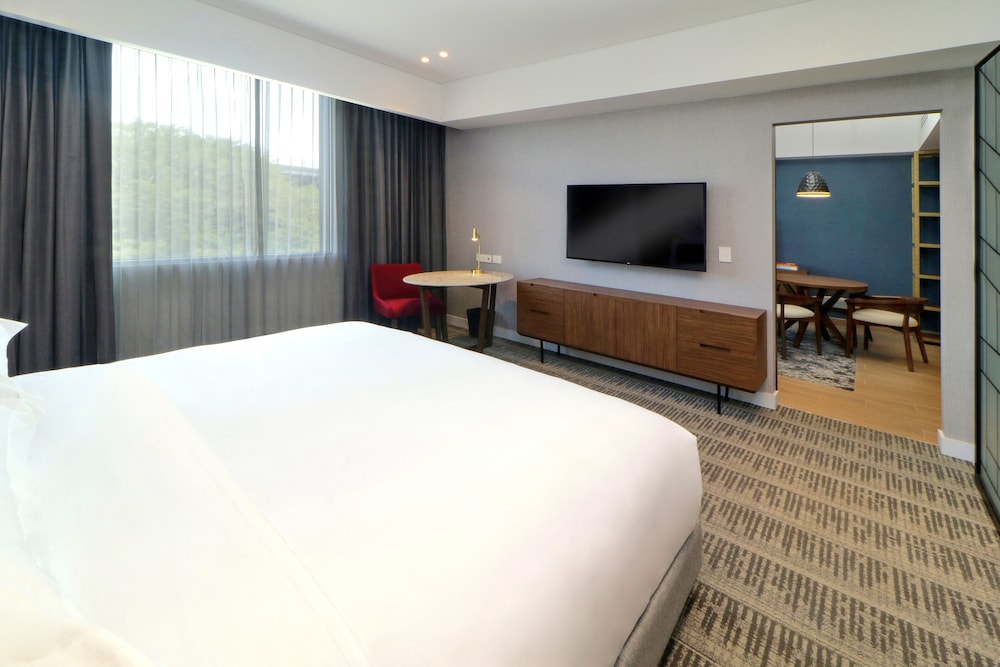 Suite, 1 Bedroom - Photo 3