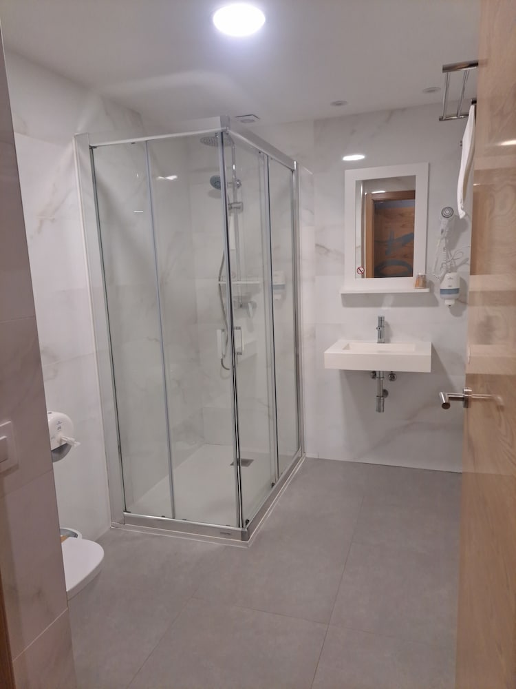Deluxe Double Room, 1 Queen Bed, Private Bathroom - Photo 5