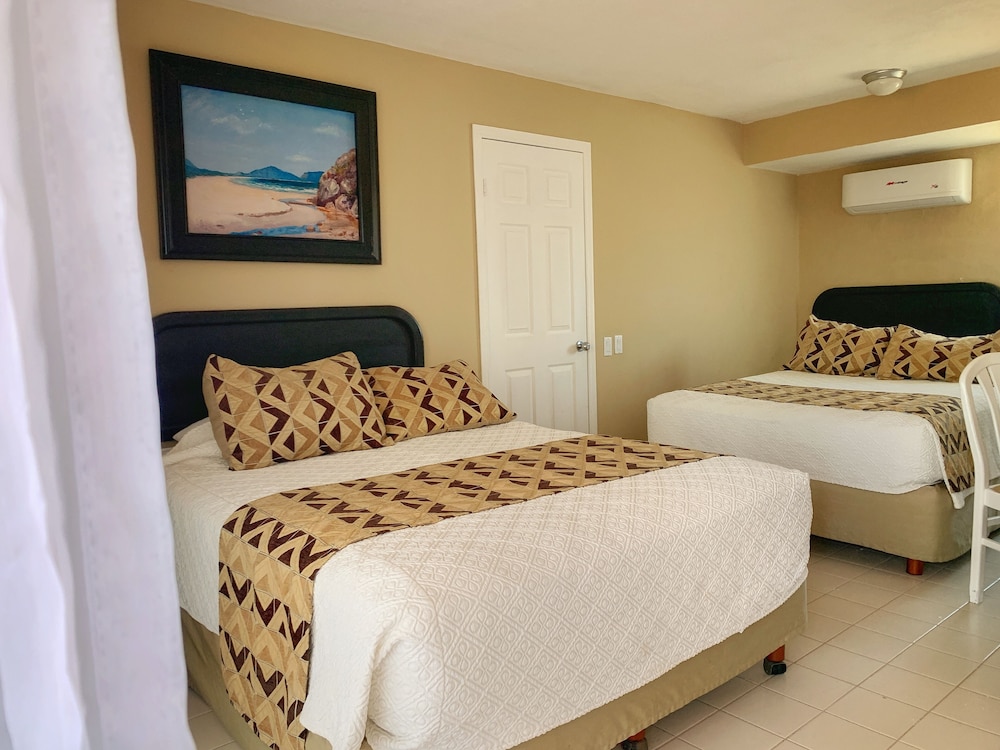 Deluxe Suite, 2 Queen Beds, Ground Floor - Photo 19