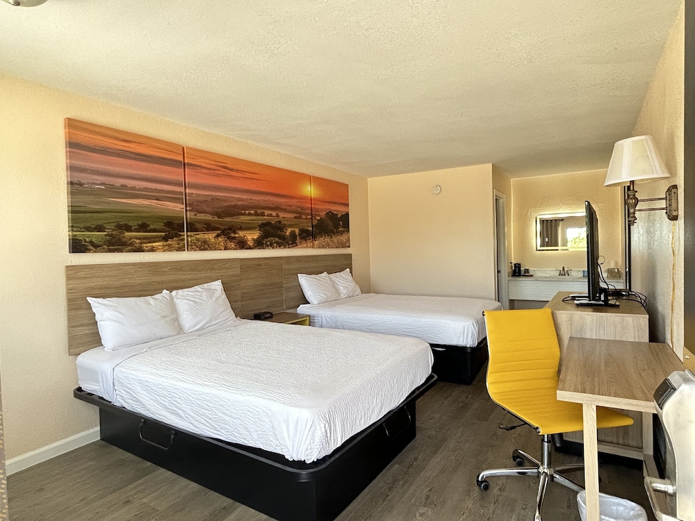 Room, 2 Queen Beds, Non Smoking photo 1