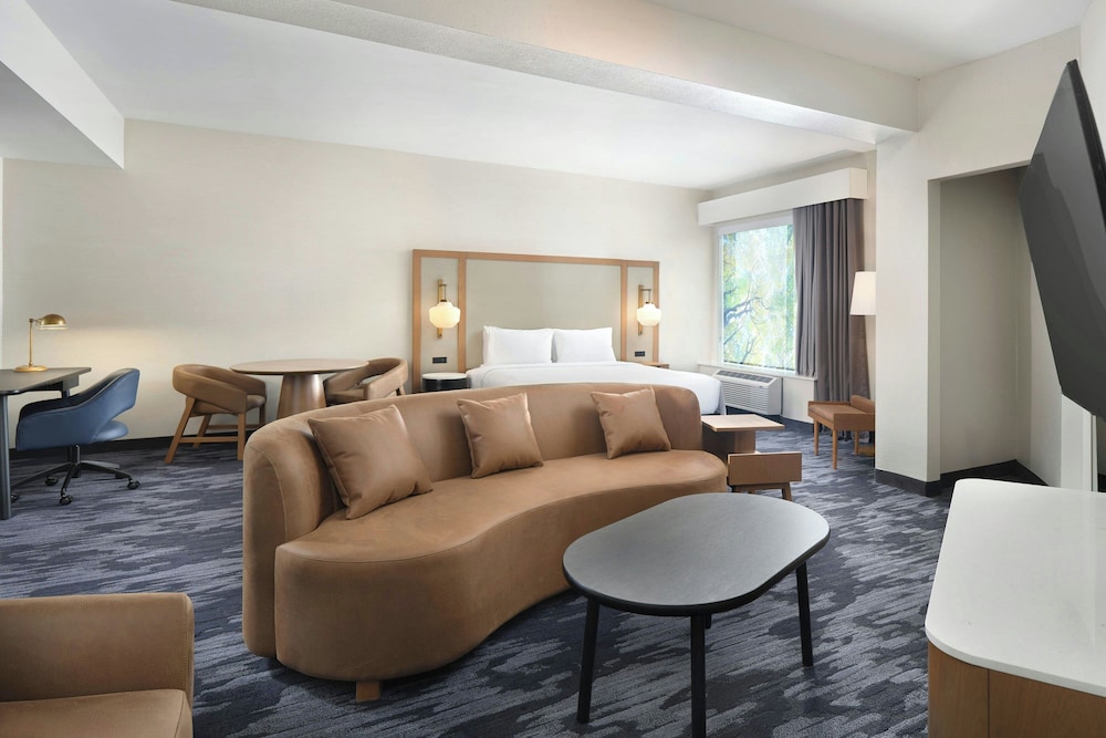 Room, 1 King Bed with Sofa bed, Corner photo 1