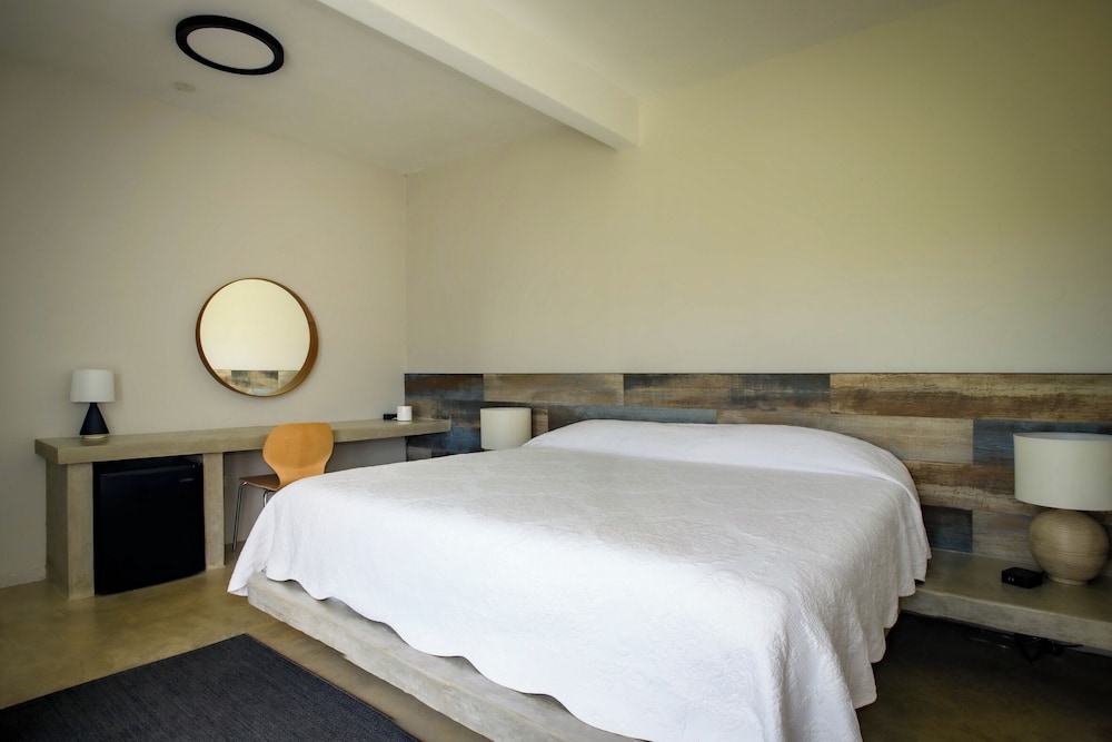 King Bed Scenic View - Room 1