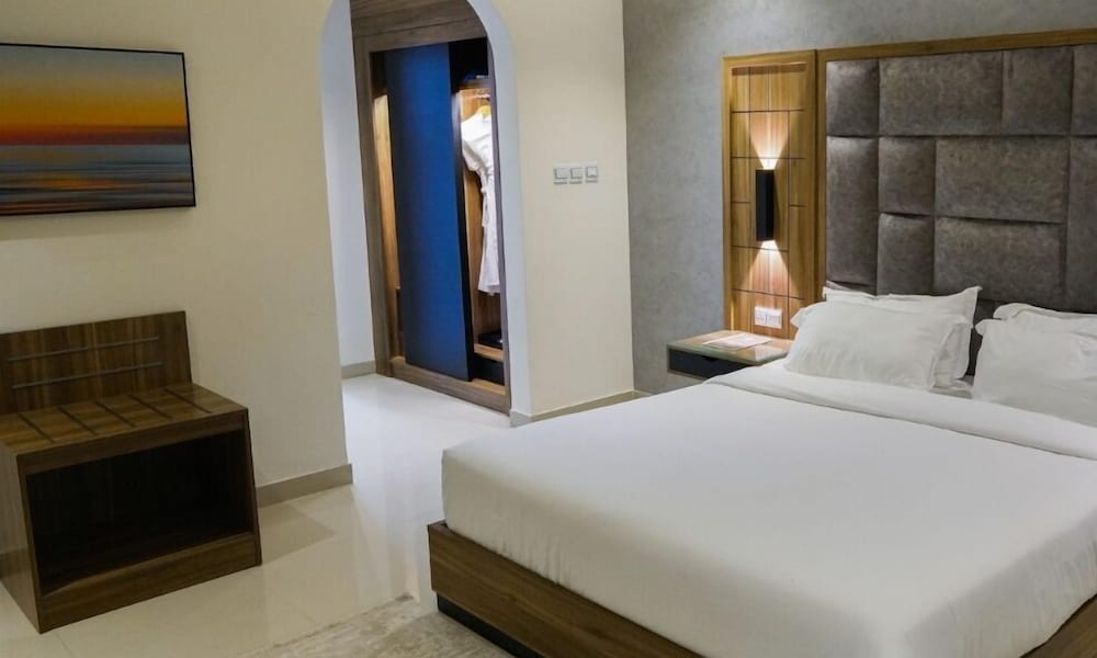 Executive Suite - Photo 4
