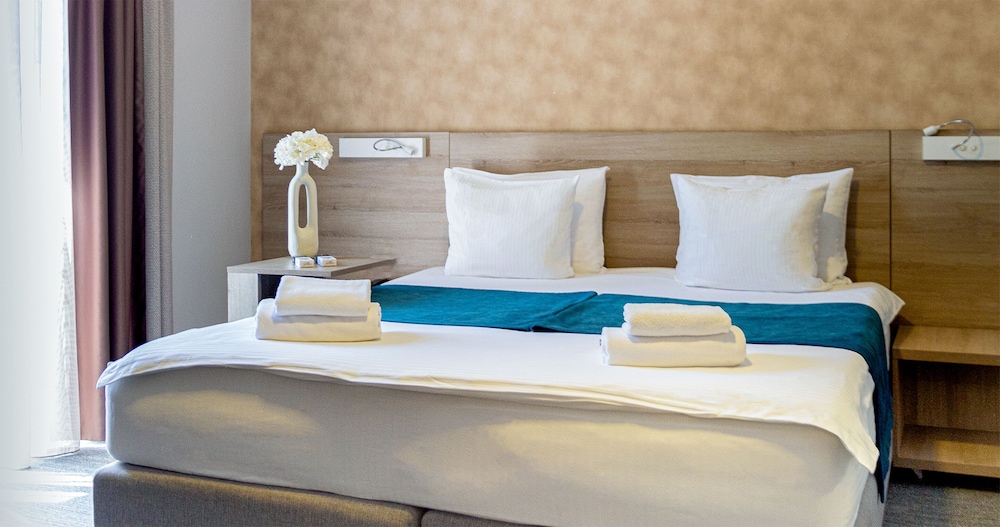 Queen room with parking spot, photo 6