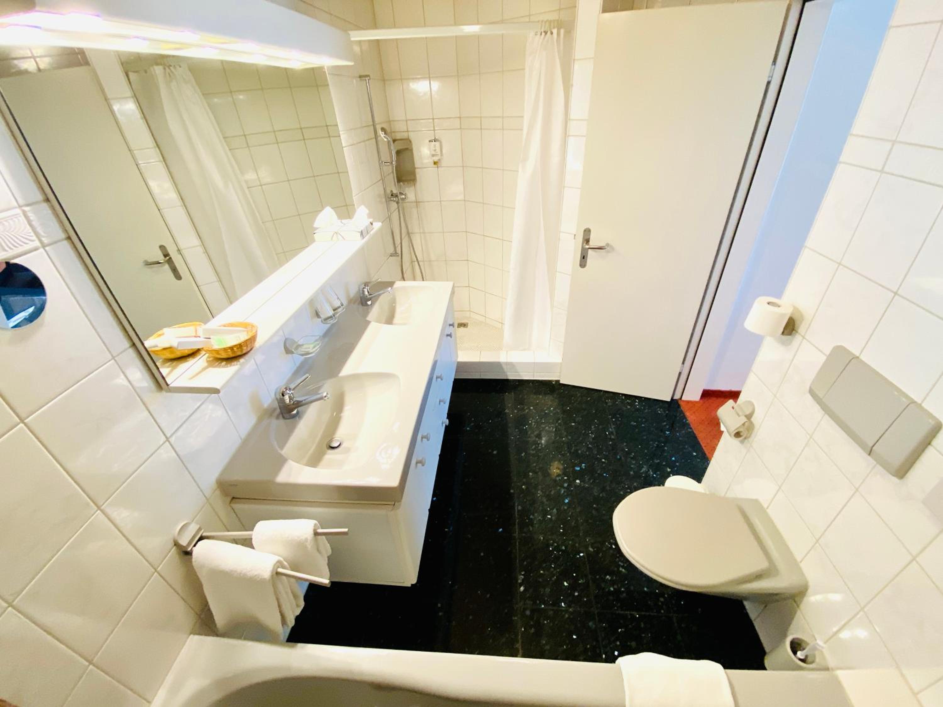 Deluxe Double Room with Balcony - Photo 4