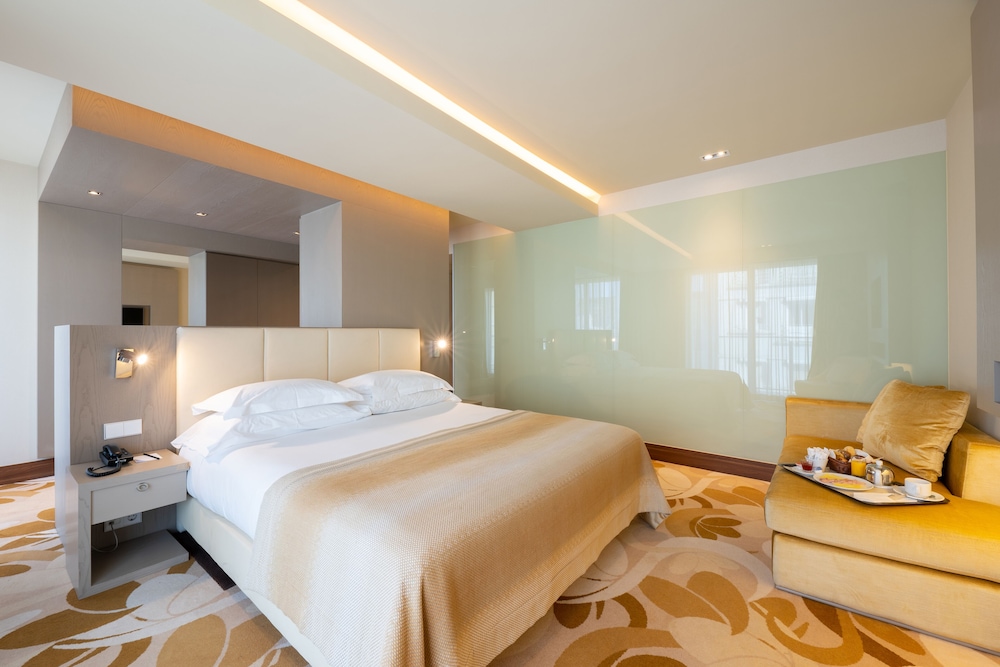 Deluxe Double Room (with extra bed 2 adults and 1 kid)