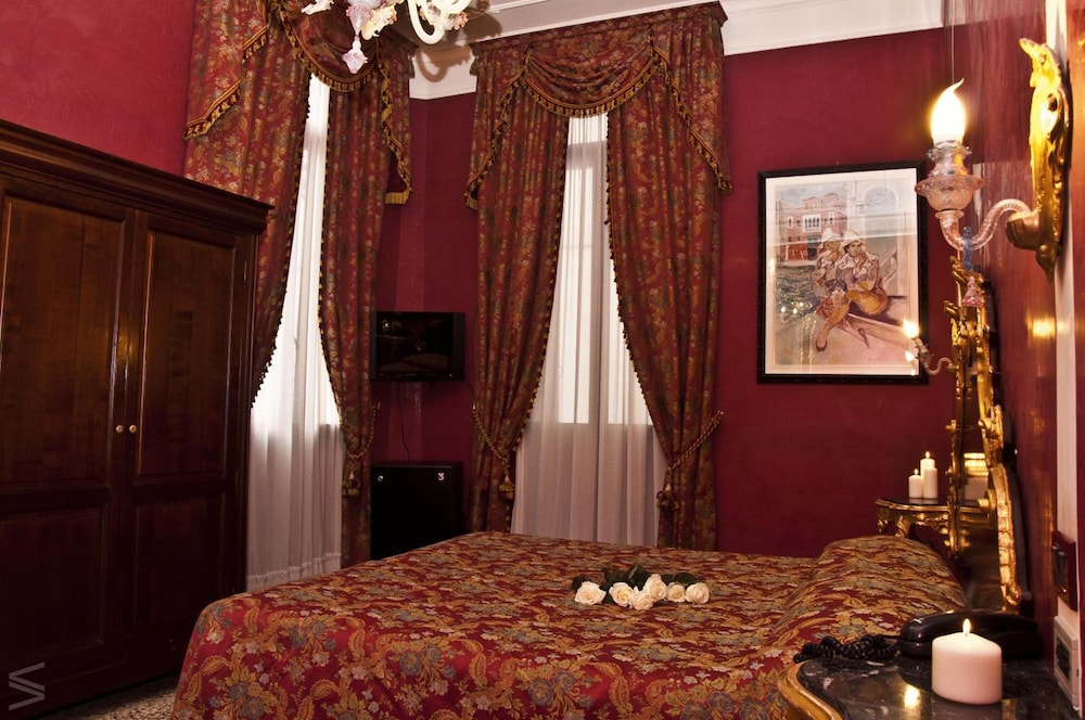 Grand Double Room, Canal View photo 2