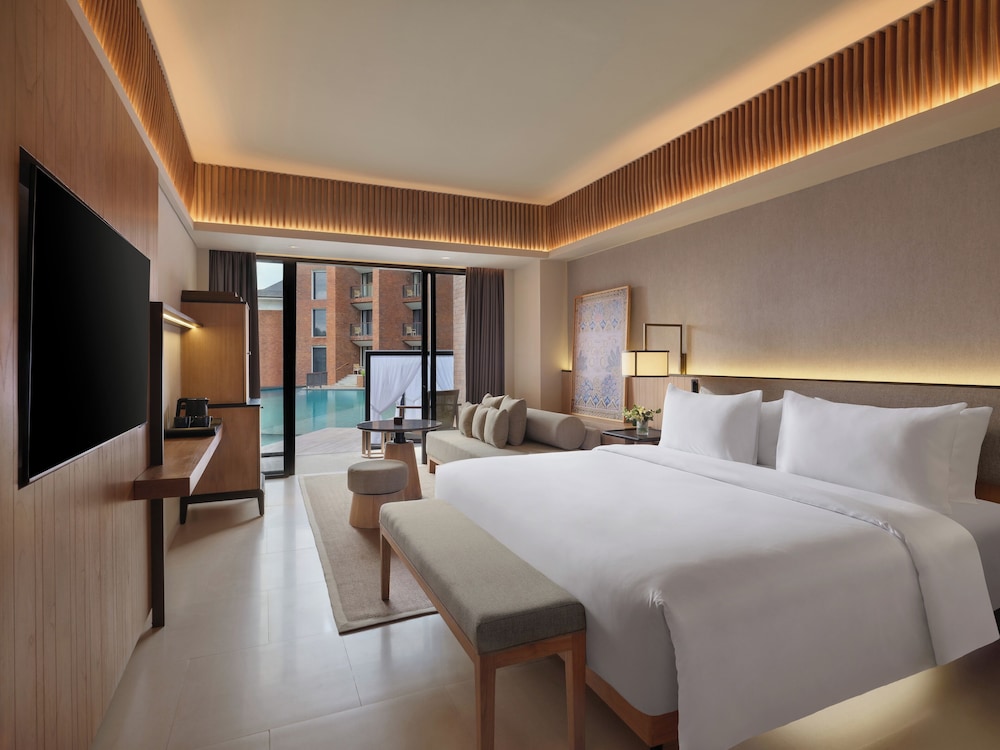 Superior room, balcony and pool view - 1 king bed