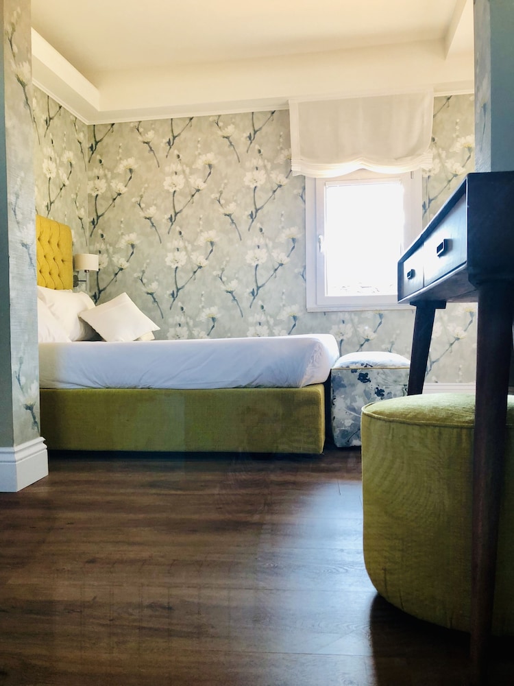 Junior Suite, 1 Queen Bed, City View, Tower (stair access only) photo 2