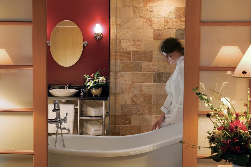 Executive Over Water Suite - Photo 11