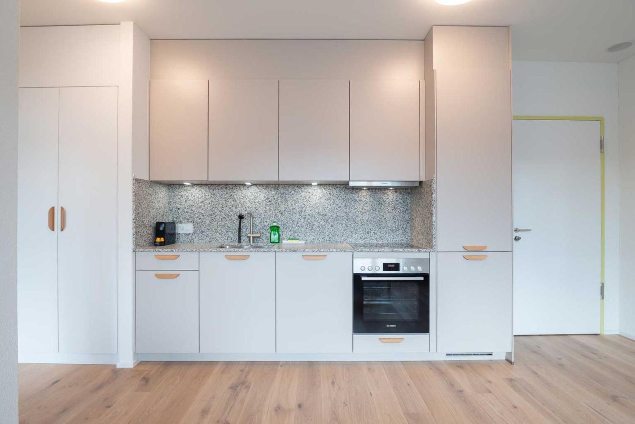 One Bedroom Apartment with balcony W - Photo 3