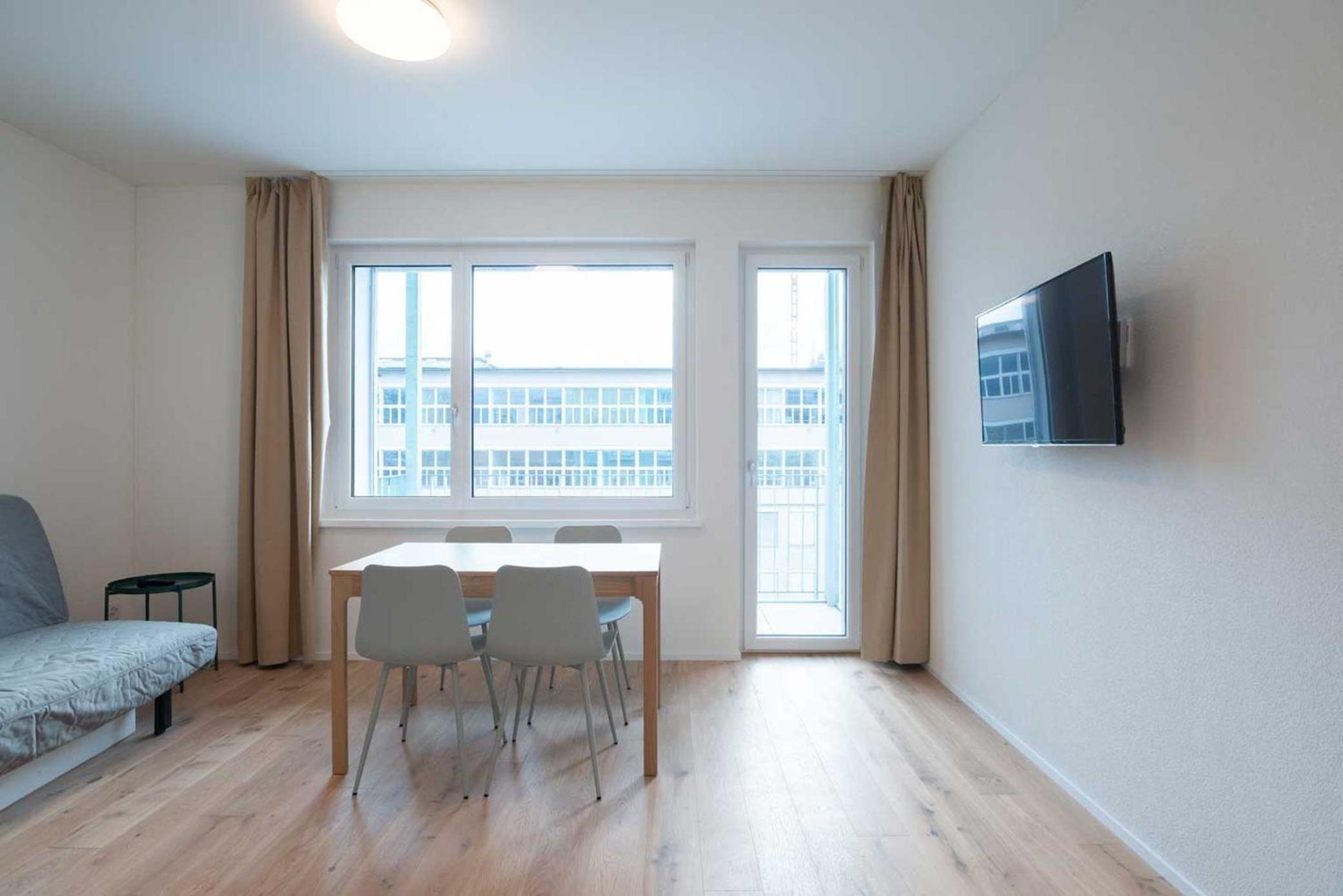 One Bedroom Apartment with balcony W - Photo 5