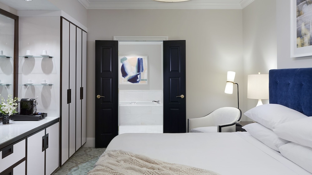 Deluxe Suite, 1 King Bed, Courtyard Area photo 2